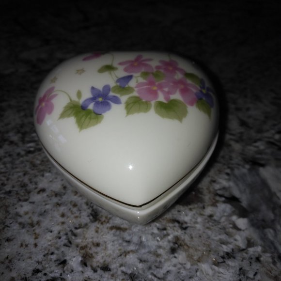 NEW CERAMIC HEART WITH PAINTED PINK & PURPLE VIOLET FLOWERS FILLED WITH A CANDLE - Picture 5 of 8